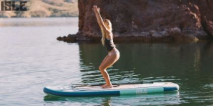 Posizioni di SUP Yoga - 10 pose che chiunque può fare posizioni di sup yoga posa della sedia