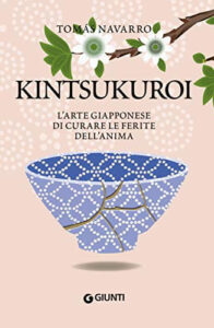 Il kintsukuroi è l’antica arte giapponese del riparare le ceramiche frantumate. Quando un vaso va in mille pezzi, i maestri artigiani del kintsukuroi ne raccolgono i frammenti e li saldano, riempiendo le crepe sottili con pasta d’oro o d’argento. Non nascondono le fratture, ma le esaltano, poiché considerano che un vaso riparato mostri tanto la fragilità quanto la forza di resistere. In questo sta la vera bellezza. L’incontro con questa pratica tradizionale giapponese, la filosofia zen e la psicologia occidentale produce un modo nuovo di guardare gli oggetti che ci circondano, così come noi stessi, rispettandone la fragilità, le cicatrici, i segni del tempo. Siamo ciò che siamo perché siamo stati ciò che siamo stati. Tomás Navarro, con gentilezza, ci insegna ad applicare l’arte del kintsukuroi alle nostre vite, fornendoci tutti gli strumenti per diventare maestri nella cura delle nostre ferite: solo così impareremo a ricomporre le fratture dell’anima e a fare di noi stessi creature sempre più forti e preziose. Una guida per imparare a trasformare le avversità in vere opportunità per diventare più resistenti, più interessanti, più belli.