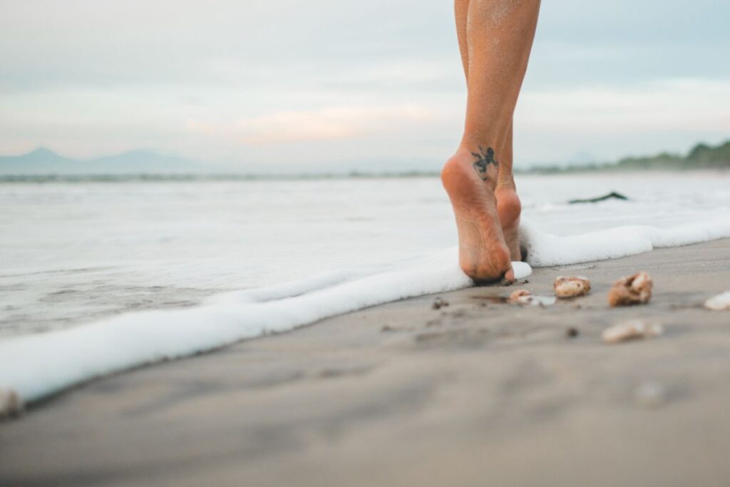 Barefooting cos’è e i benefici di camminare a piedi nudi barefooting come iniziare