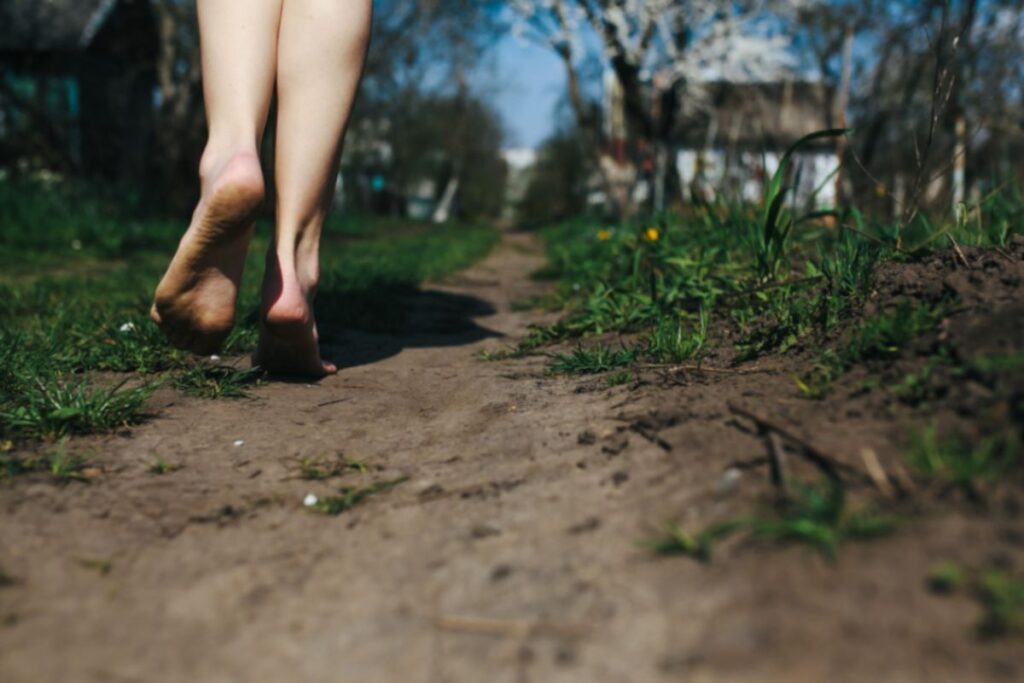 Barefooting cos’è e i benefici di camminare a piedi nudi camminare a piedi nudi sulla terra i benefiic