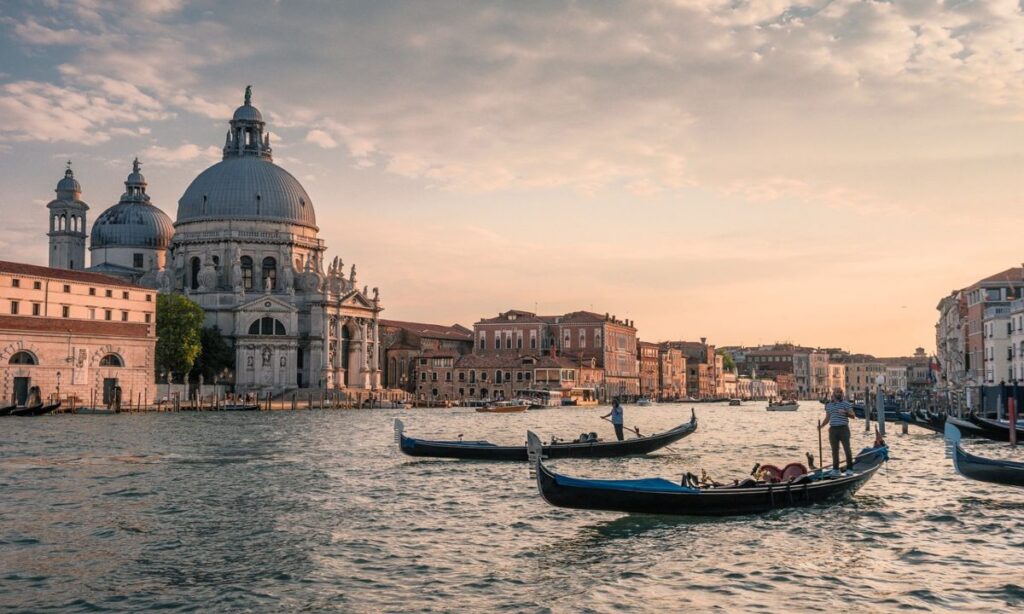 Viaggio in solitaria: 10 mete da visitare da soli italia cultura e borghi per un viaggio in solitaria