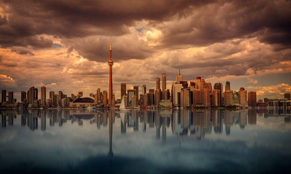 Viaggio in solitaria: 10 mete da visitare da soli toronto canada 10 mete per un viaggio in solitaria