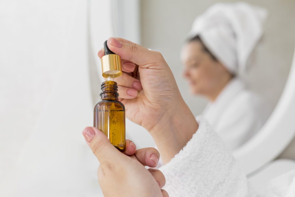 Donna con olio essenziale