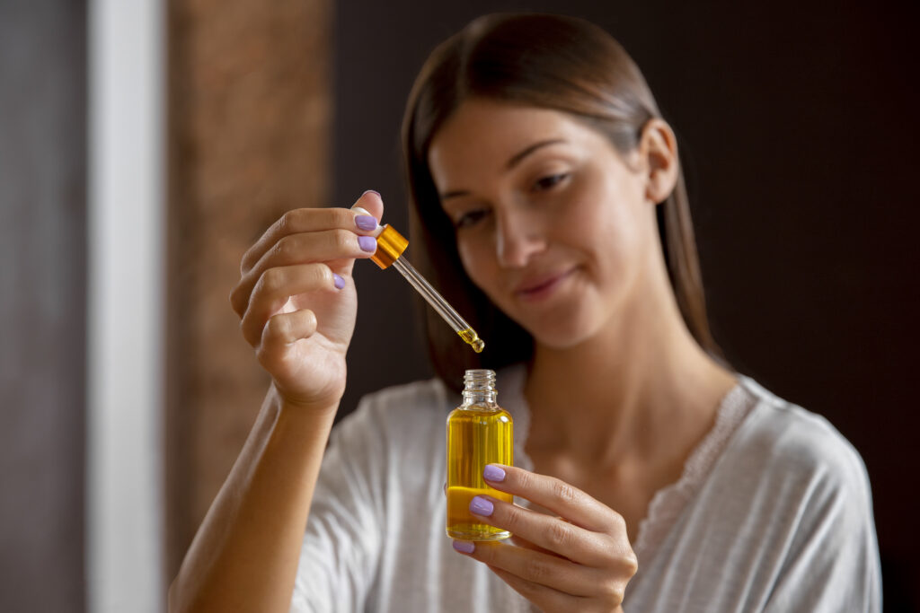 Ragazza con olio essenziale