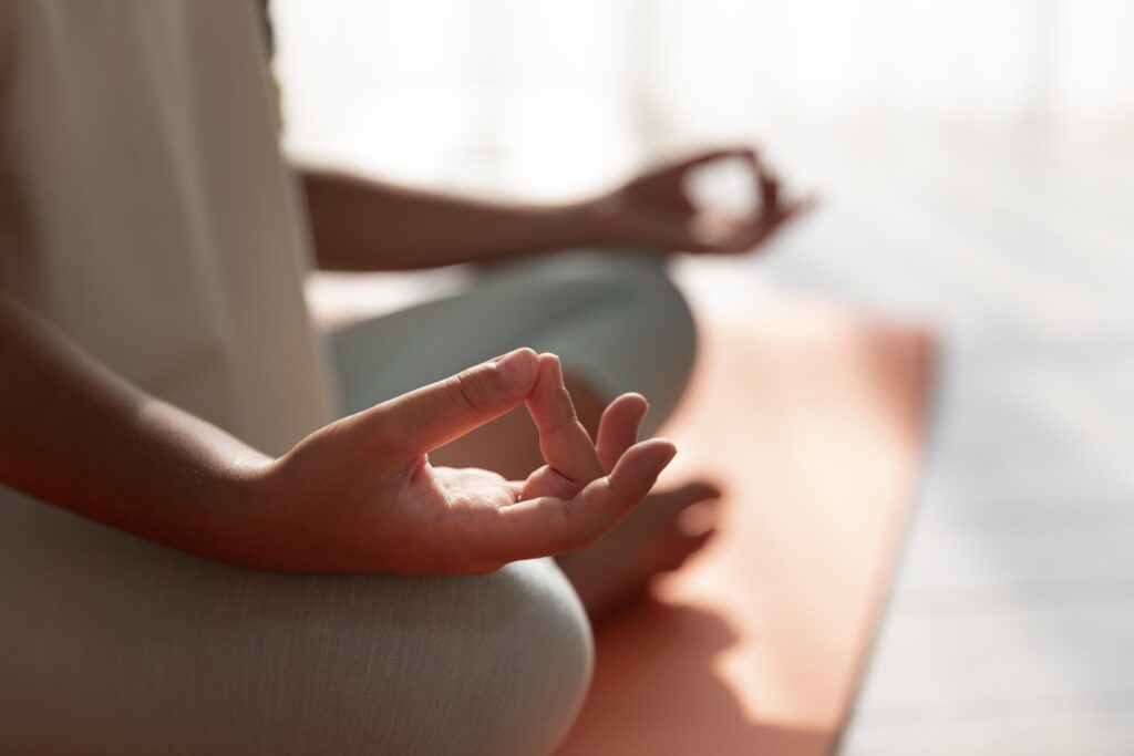 Perché non riesci a meditare? Ecco gli errori da evitare Donna che medita