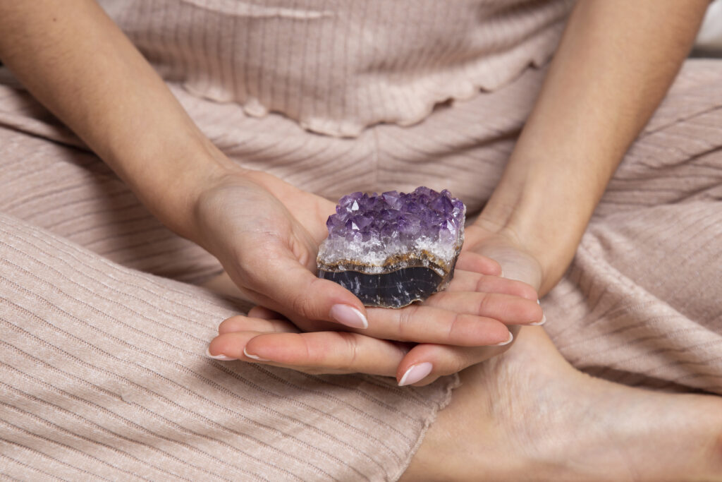 Come utilizzare i cristalli in magia Mani che tengono un cristallo