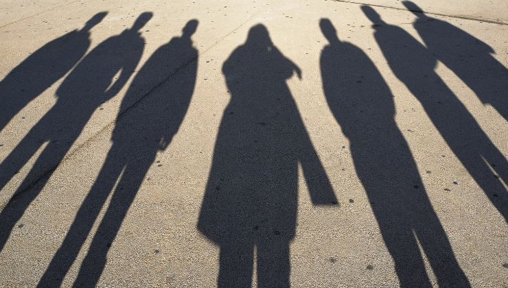 Shadow work: cos’è il lavoro sull’ombra e come ci aiuta a crescere ombre di persone comesmetteredipensare.it