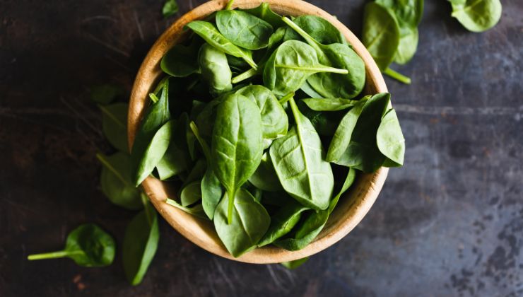 La dieta dei chakra: quali cibi assumere per bilanciare i 7 chakra verdure a foglie verdi