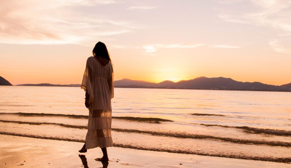 Perché la meditazione camminata in riva al mare è perfetta