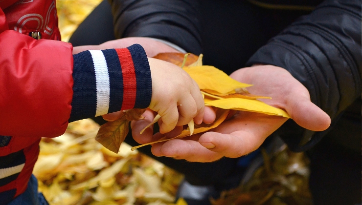 Attività all'aperto in autunno - i benefici del contatto con la natura per i più piccoli Attività all'aperto in autunno i benefici del contatto con la natura per i più piccoli