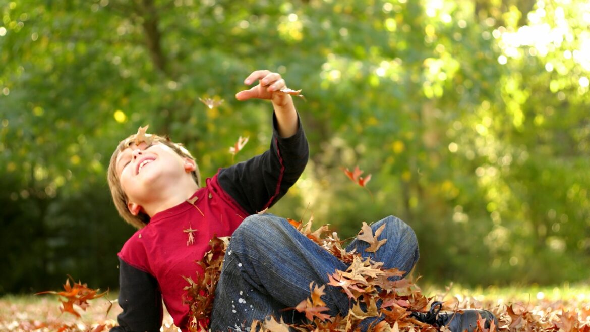 Attività all'aperto in autunno i benefici del contatto con la natura per i più piccoli