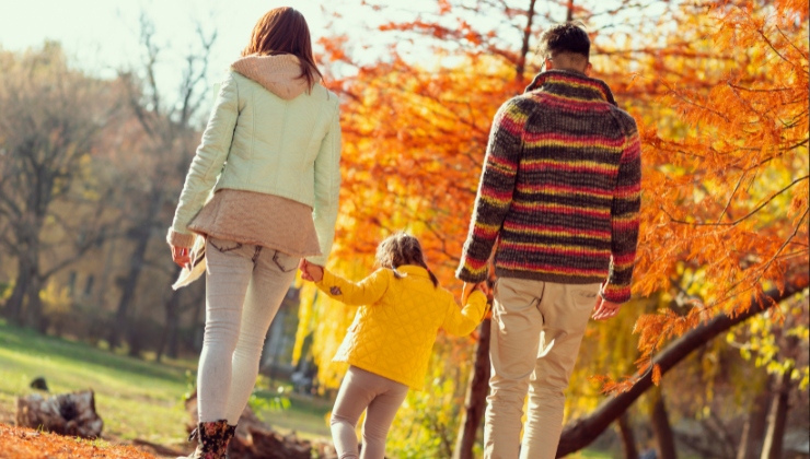 Attività all'aperto in autunno - i benefici del contatto con la natura per i più piccoli Coinvolgere le famiglie nelle attività outdoor